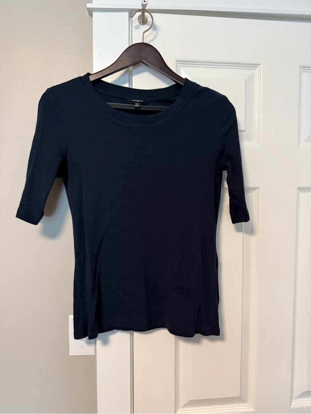 Banana Republic navy tee. L. Never worn